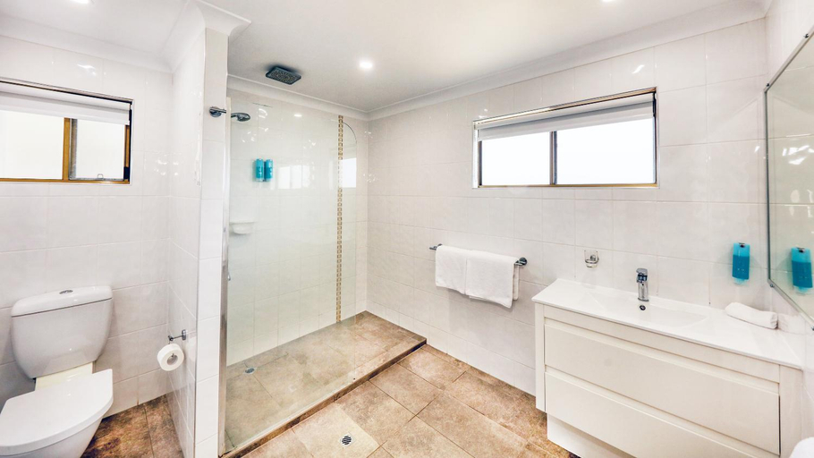 Bathroom 4, L'Amor Holiday Apartments, Livingstone - Pt B