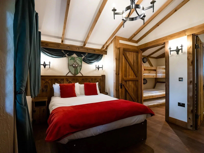 Bedroom 4, Warwick Castle Hotel and Knight's Village, Warwickshire
