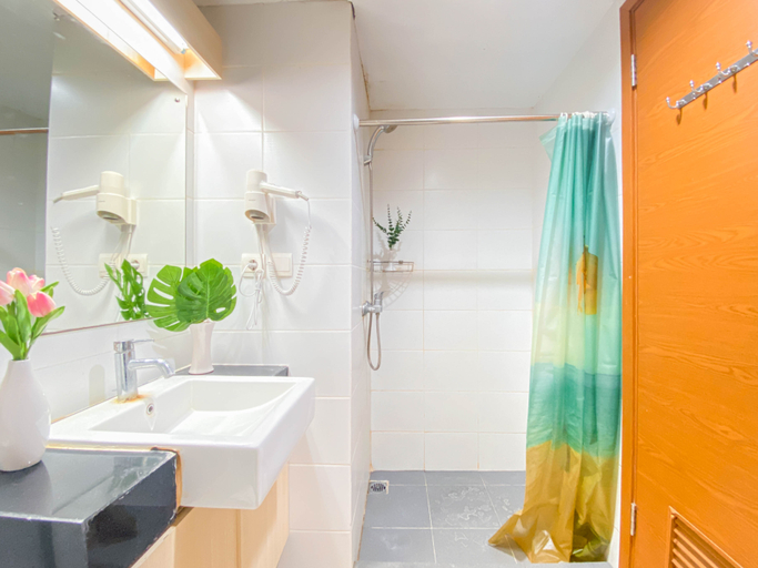 Bathroom 5, Homey Studio Apartment at Beverly Dago By Travelio, Bandung