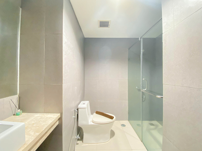 Bathroom 5, Pleasurable 1BR Apartment Patraland Amarta By Travelio, Sleman