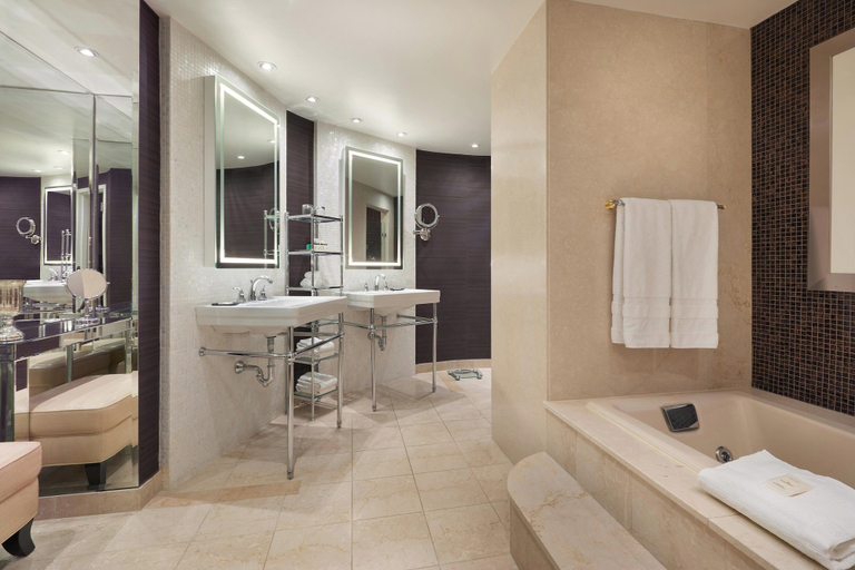 Bathroom 5, Le Centre Sheraton Montreal Hotel, Montréal