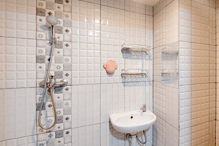 Bathroom 5, Pleasurable Studio at Apartment De Prima By Travelio, Medan