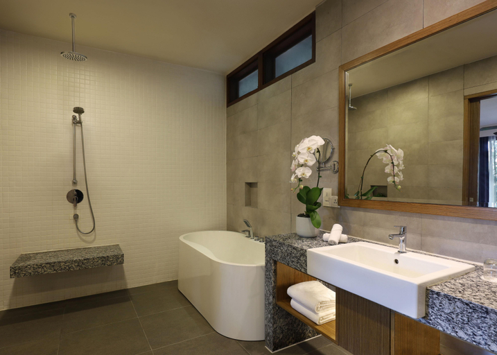 Bathroom 16
