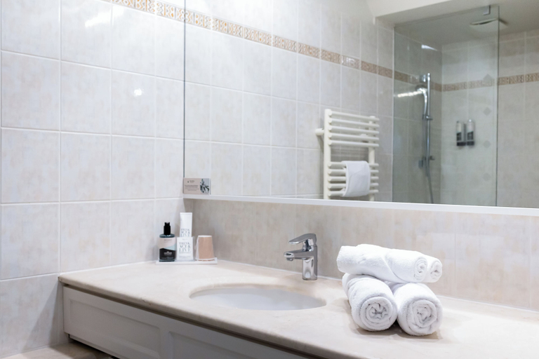 Bathroom 5, Relais Saint Michel, Manche