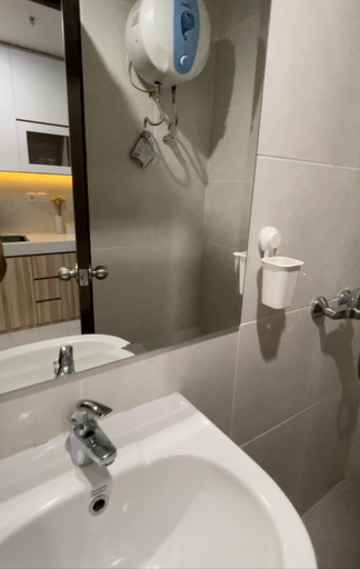 Bathroom 5, Delft apartment Beach and City View CPI, Makassar