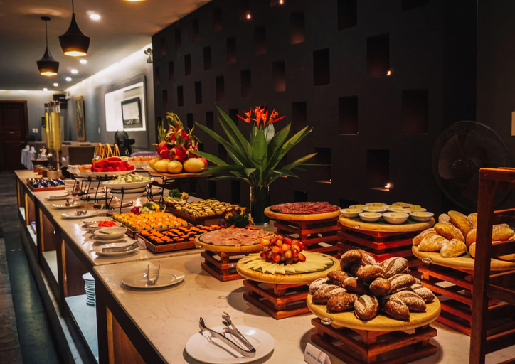 Food & Drinks 9