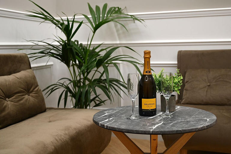 Food & Drinks, Mom Apartment Rooms&Suites, Roma