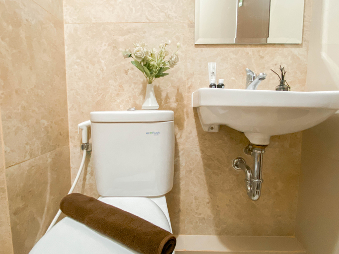 Bathroom 5, Cozy and Spacious 2BR Apartment at Transpark Cibubur By Travelio, Depok