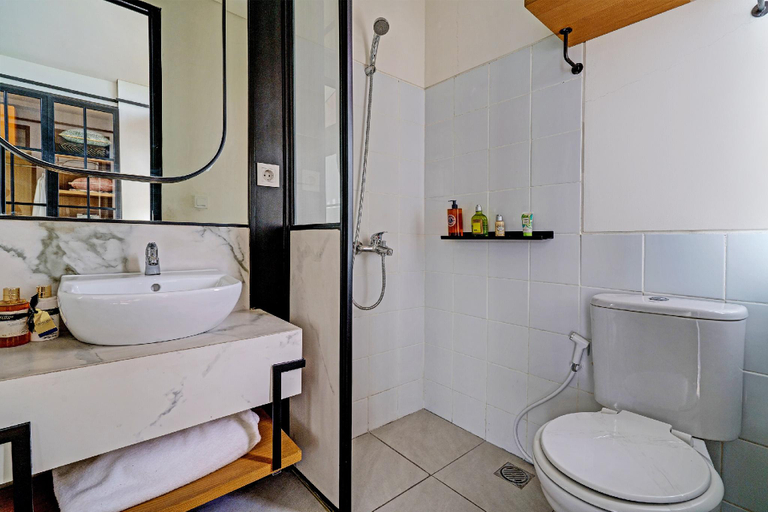 Bathroom 2, OYO Life 92719 Rolling Hills Residence Karawang, Karawang