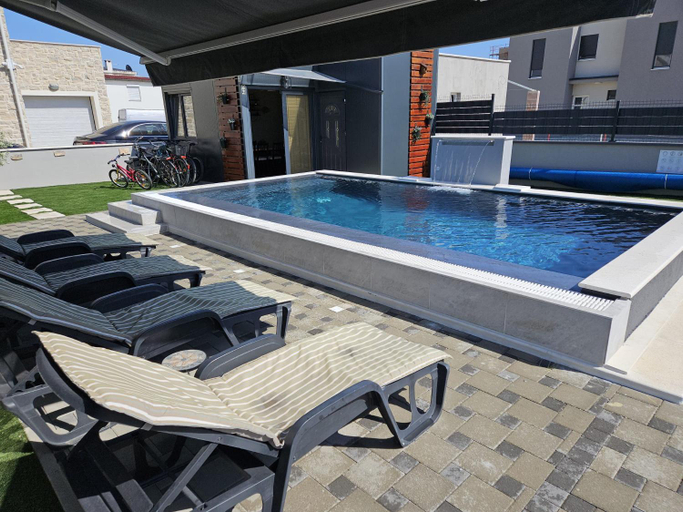 Others 2, Villa Lana, Privlaka