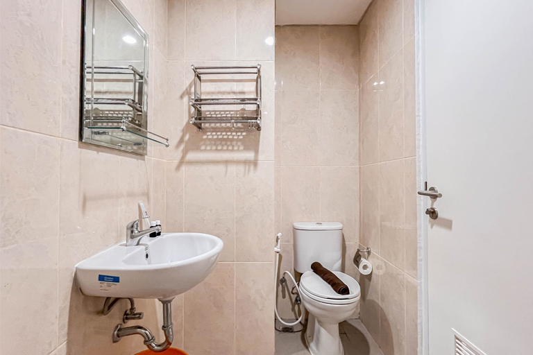 Bathroom 5, Great Deal Studio Apartment at Tamansari Skylounge Makassar By Travelio, Makassar