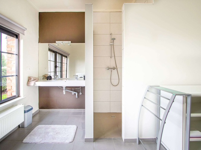 Bathroom 4, Family Farmhouse, Ploegsteert, Hainaut