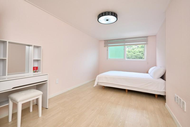 Bedroom 4, Gapyeong Riverheim Pension & Resort, Gapyeong