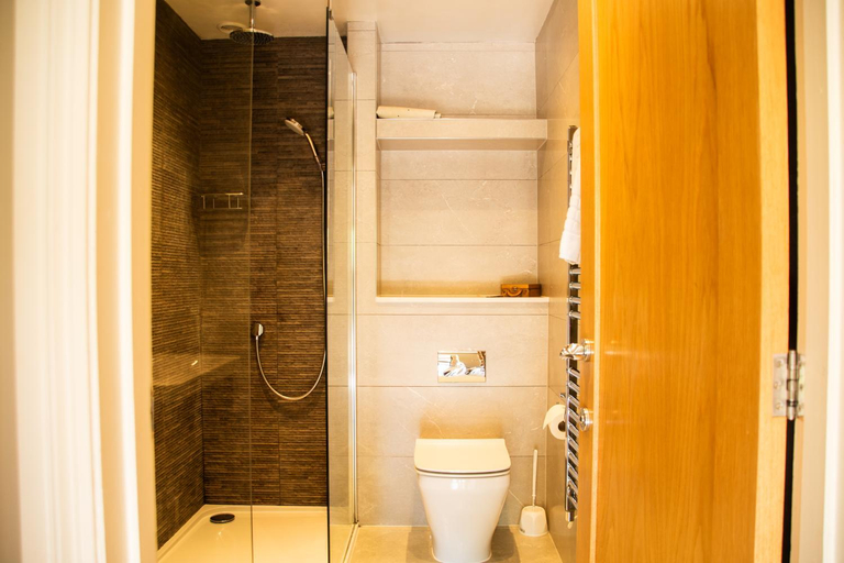 Bathroom 3, Crown and Garter, West Berkshire