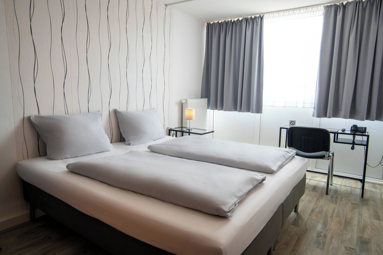 Bedroom 5, [BEE]VILLAGE MESSEHOTEL HANNOVER-LAATZEN., Region Hannover