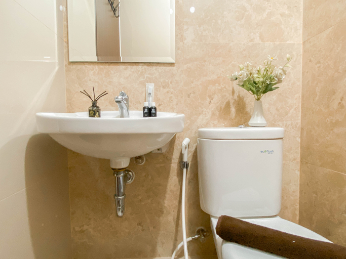 Bathroom 3, Elegant and Spacious 2BR Apartment Transpark Cibubur By Travelio, Depok