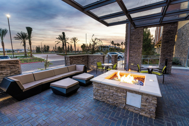 Food & Drinks 5, SpringHill Suites by Marriott Ontario Airport/Rancho Cucamonga, San Bernardino