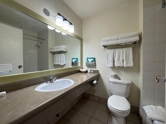 Bathroom 4, Howard Johnson by Wyndham Fort St. John, Peace River