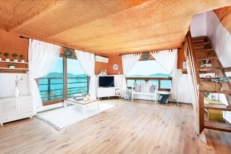 Bedroom 5, Namhae Exclamation Point & Comma Pension, Namhae