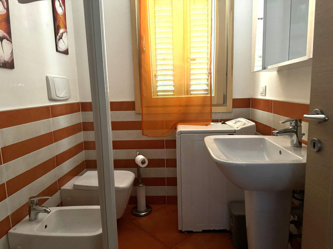Bathroom 3, Casa Vacanze IL PORTICCIOLO - Manerba del Garda, Brescia