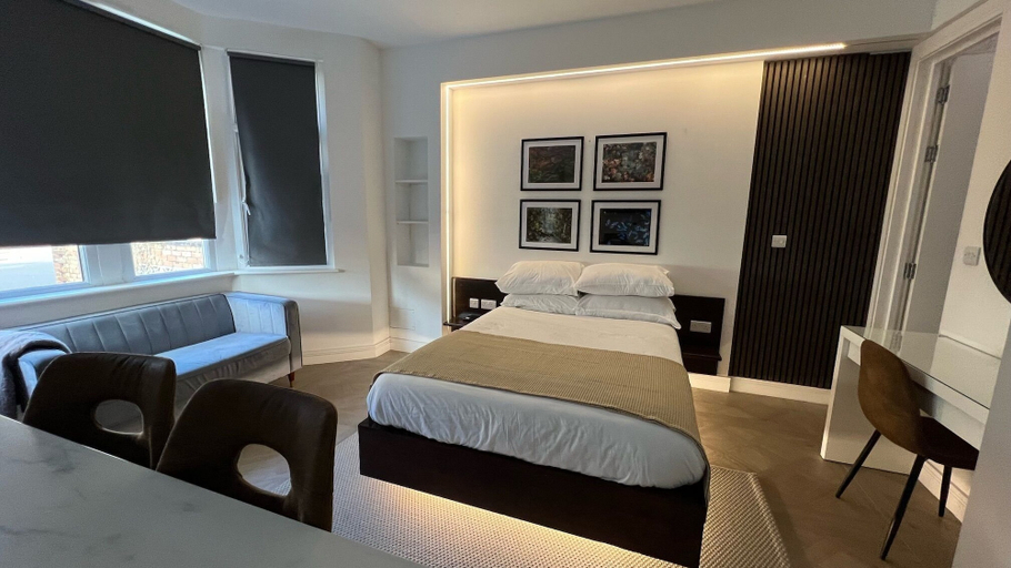 Bedroom 3, Luxurious London Studios, London