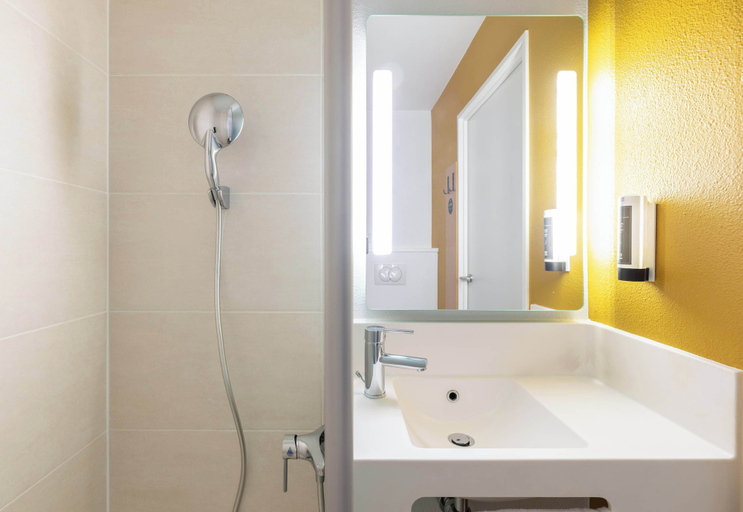 Bathroom 4, B&B HOTEL Lyon Ouest Tassin, Rhône
