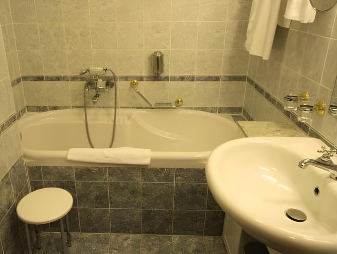 Bathroom 4, Kastelyhotel Sasvar Resort, Pétervására