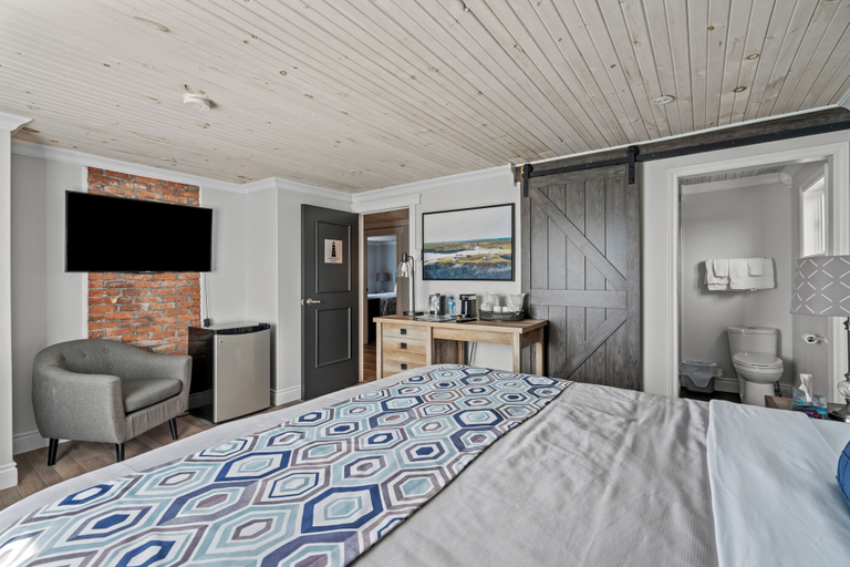 Bedroom 4, Edge of the Avalon Inn, Division No. 1