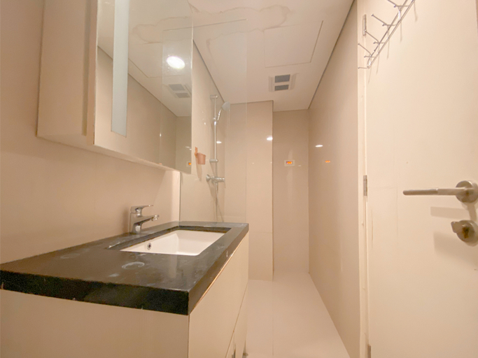 Bathroom 2, Comfy Studio Room at Marquis de Lafayette Apartment By Travelio, Semarang