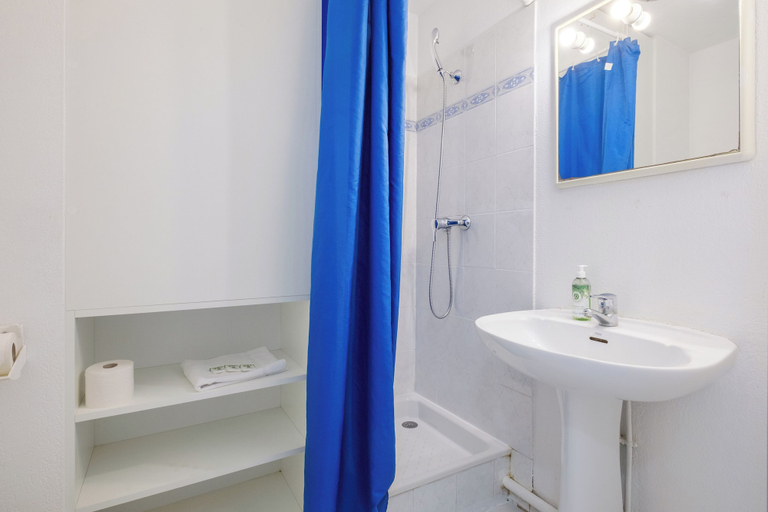 Bathroom 4, ResidHotel Cannes Festival, Alpes-Maritimes