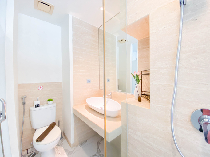 Bathroom 5, Minimalist and Cozy Studio at Apartment Art Deco By Travelio, Bandung