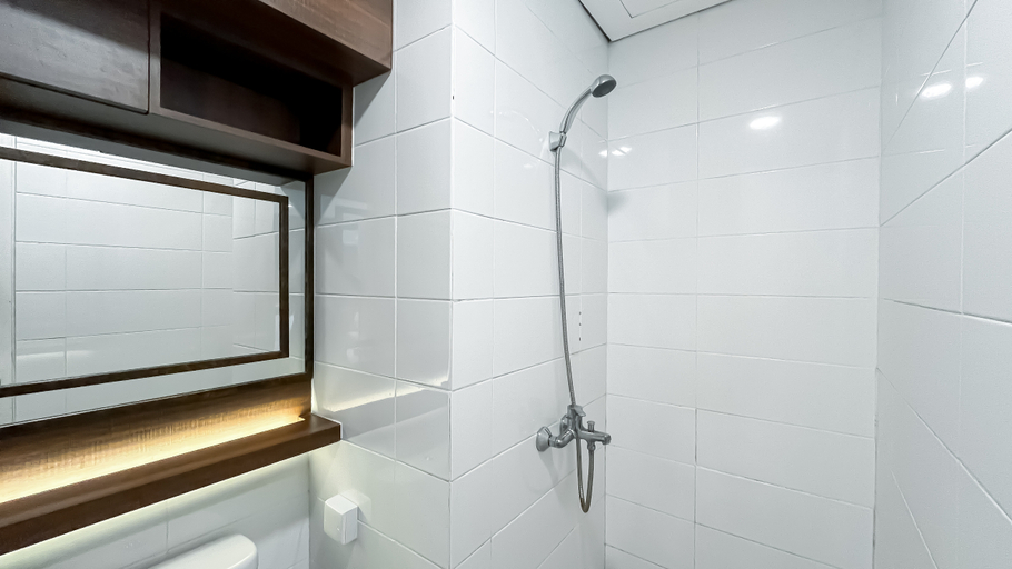 Bathroom 2, Cozy Studio Apartment (No Kitchen) at Tuscany Residence By Travelio, South Tangerang