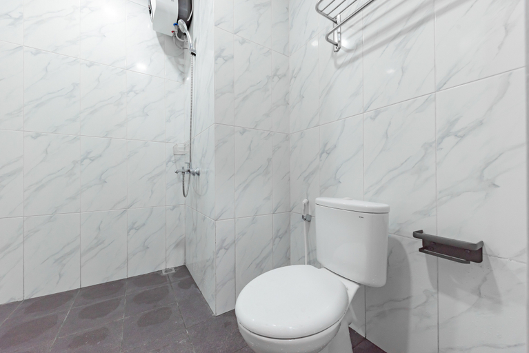 Bathroom 4, Urbanview Hotel Inkoppabri Cisarua Puncak, Bogor