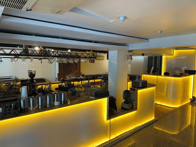 Food & Drinks 5, Longzhu Guesthouse, Khlong San