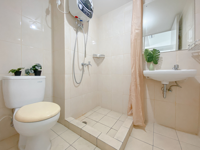 Bathroom 5, Comfy Studio Room Apartment at Springlake Summarecon Bekasi By Travelio, Bekasi