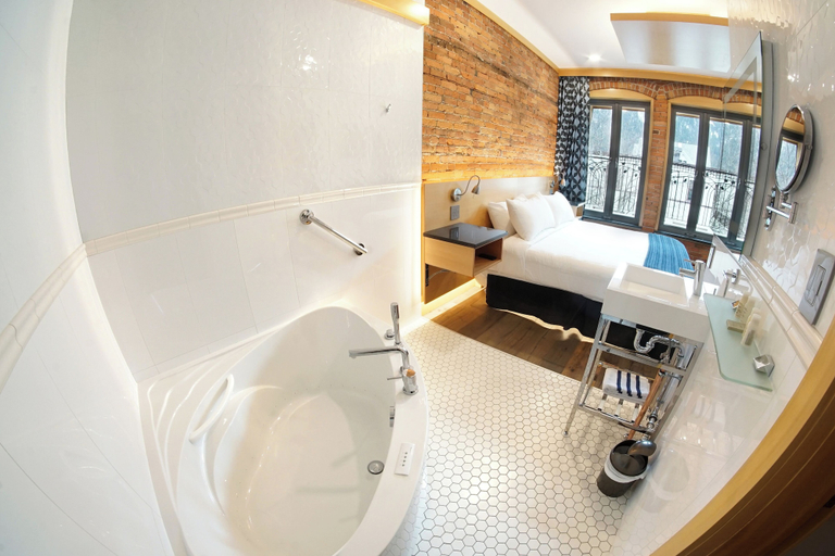 Bathroom 4, Savoy Hotel, Central Kootenay