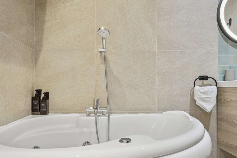 Bathroom 5, Rivages du Vieux Port, Bouches-du-Rhône