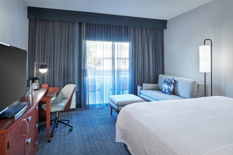 Bedroom 2, Courtyard by Marriott Chicago Highland Park/Northbrook, Cook