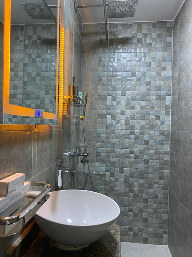 Bathroom 13