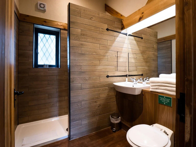 Bathroom 5, Warwick Castle Hotel and Knight's Village, Warwickshire
