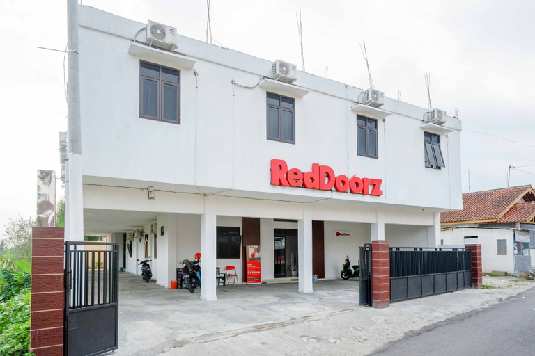 Exterior & Views 3, RedDoorz Syariah near Universitas Jenderal Soedirman 2, Banyumas