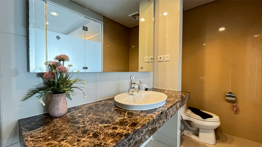 Bathroom 5, Spacious and Comfy Big Studio Apartment at Kemang Mansion By Travelio, South Jakarta