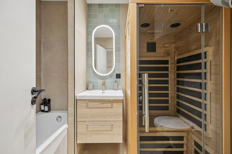 Bathroom 5, Rivages du Vieux Port, Bouches-du-Rhône