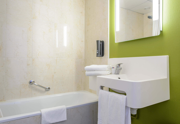 Bathroom 4, B&B HOTEL Nîmes Ville Active, Gard