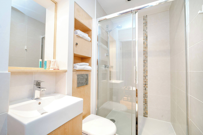 Bathroom 3, Les Résidences d'Armor, Finistère