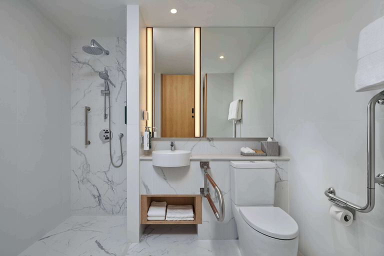 Bathroom 5, Hilton Garden Inn Bangkok Riverside, Khlong San