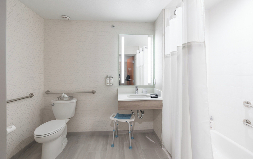Bathroom 5, Holiday Inn Express & Suites SAINT ROBERT - LEONARD WOOD by IHG, Pulaski