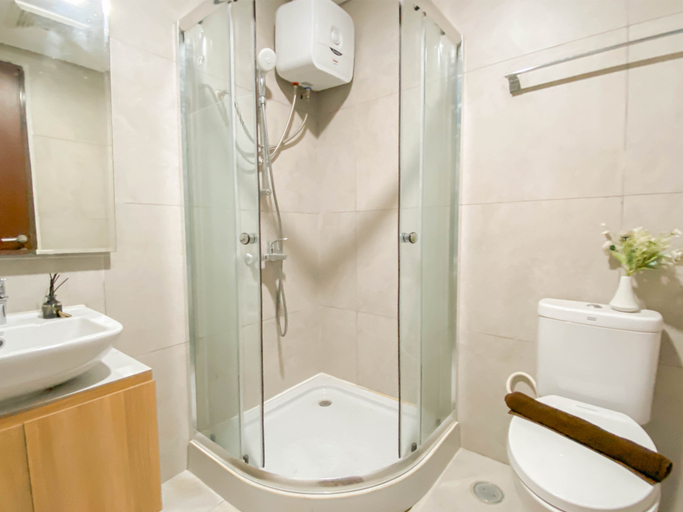 Bathroom 5, Nice Studio Apartment at 15th Floor Pollux Chadstone By Travelio, Cikarang