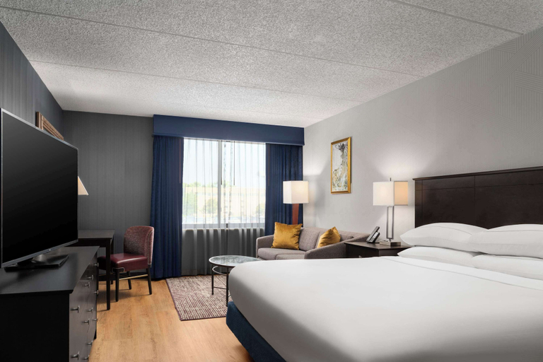 Bedroom 3, DoubleTree by Hilton Hartford - Bradley Airport, Hartford