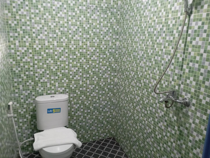 Bathroom 4, SleepRest - Newton Guest House, Batam